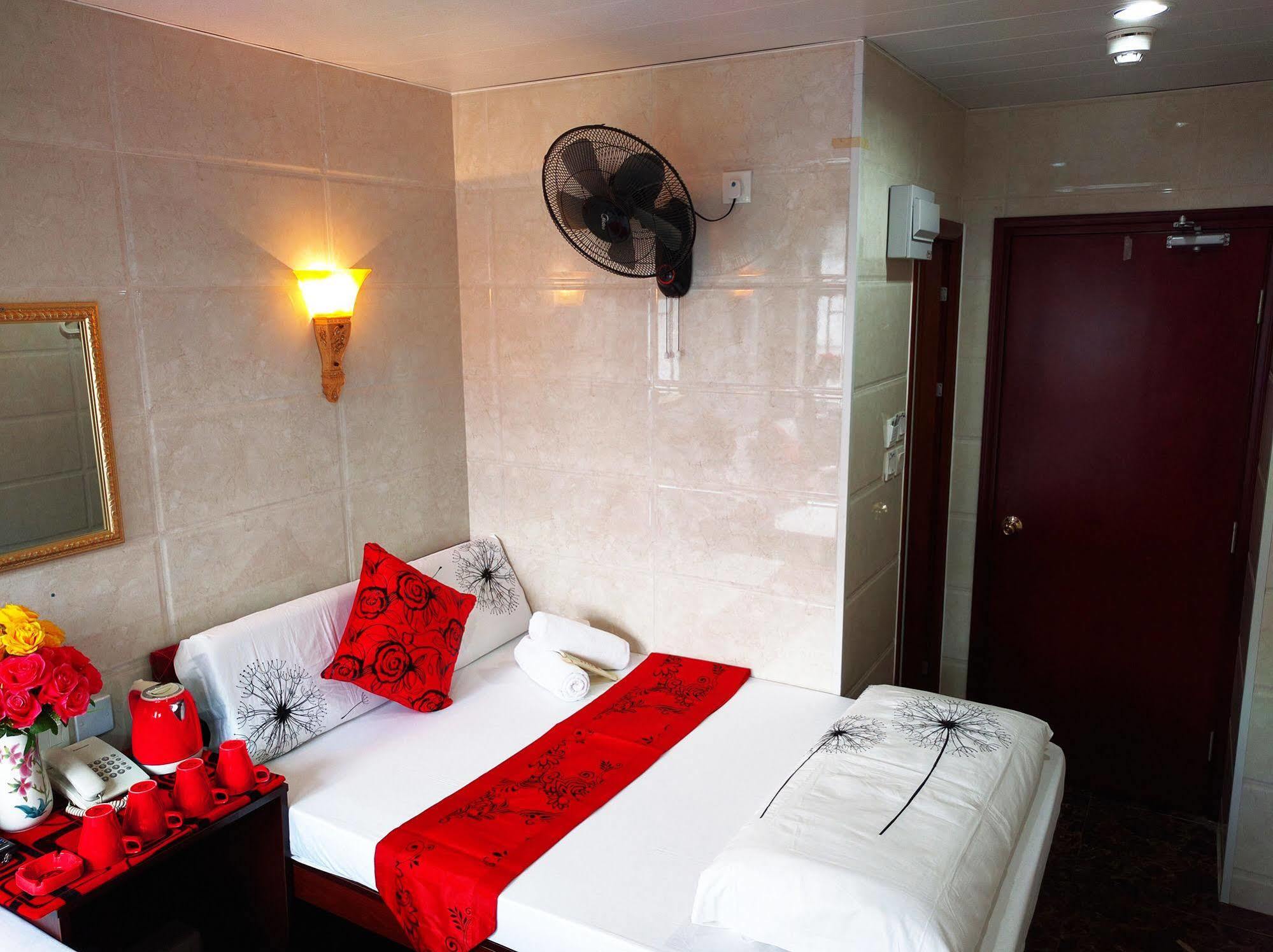 Day And Night Hostel Block D 10Th Floor Hong Kong Exterior photo